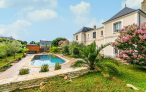 5 Bedroom Lovely Home In Saint-Cyr-Sur-Loire